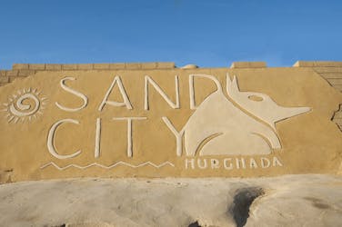 Visita guiada de día completo a Sand City y al mercado de frutas de Hurghada con cena
